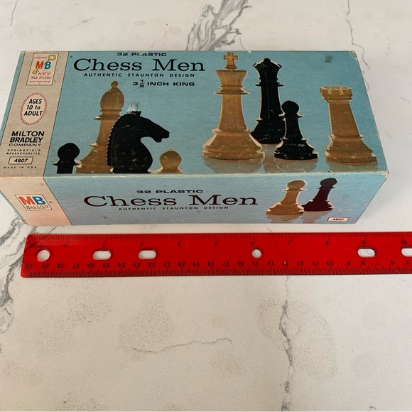 Milton Bradley MB 32 Plastic Chess Men 4807 Authentic Staunton Design 1969 - Picture 4 of 6